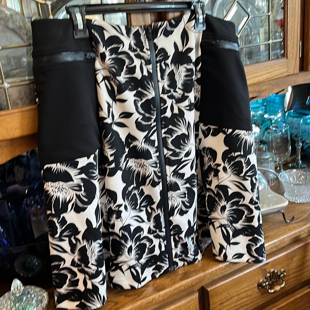 Worthington Black and White Floral Knee-length Skirt with pockets EUC Size 18